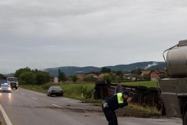 Kamion ostao na putu, a prikolica završila na njivi