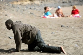 Dok se turisti kupaju, migranti se bore za goli život