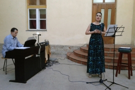 Aleksandra pjevala na osam jezika