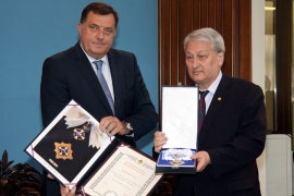 Dodik posthumno odlikovao 315 poginulih boraca 