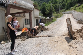  Sa bebama žive bez kapi vode (FOTO)