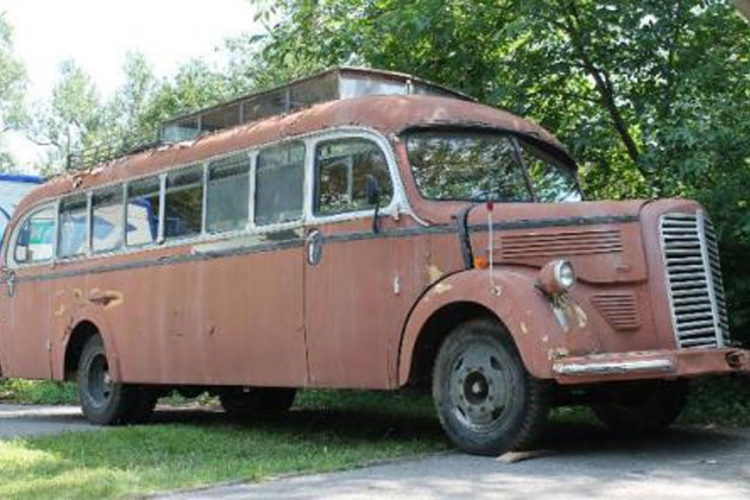 Autobus iz filma "Ko to tamo peva" u pripremi za turneju