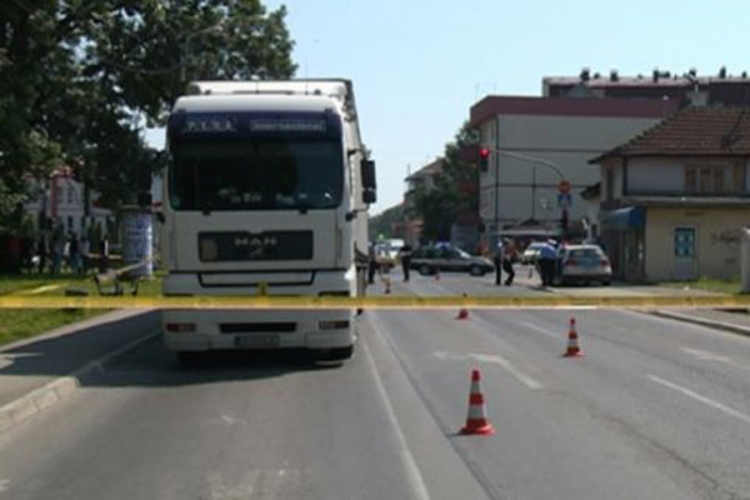 Kamionom pregazio ženu na pješačkom