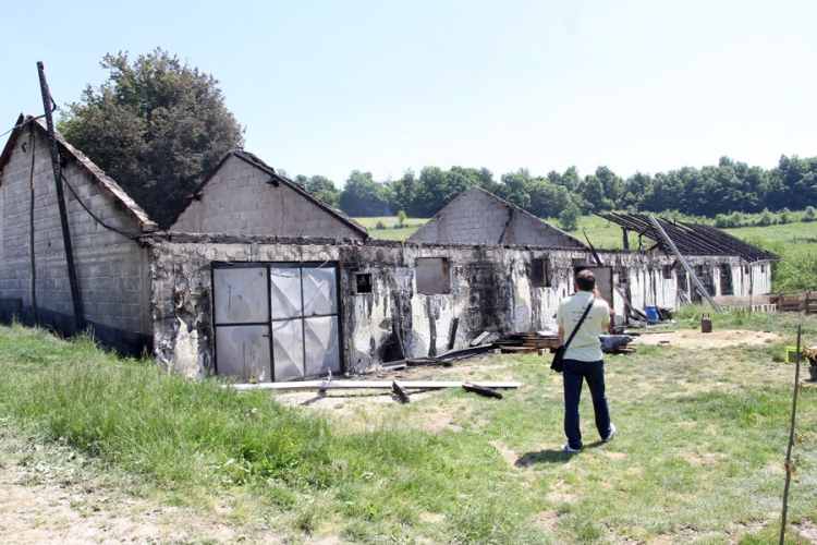 Vatra progutala kuću i štalu