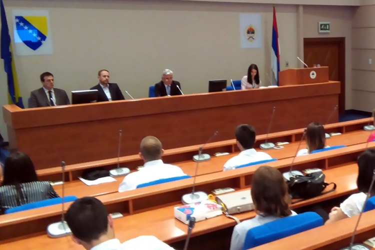 Čubrilović uručio diplome 16. generaciji stažista