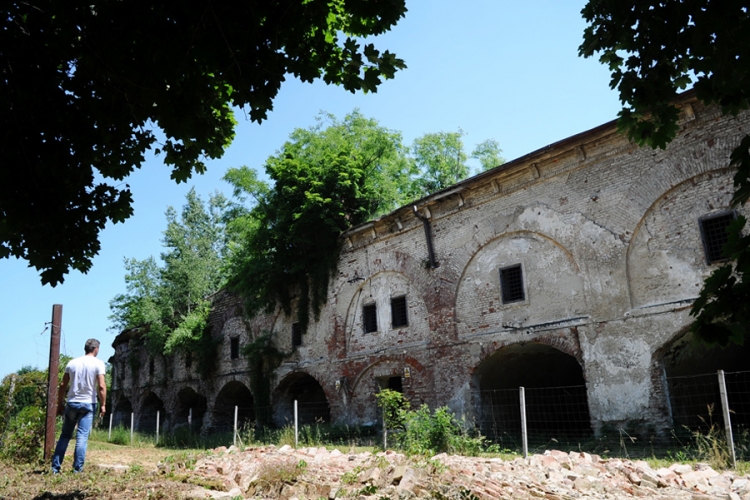 Propada simbol stradanja djece i žena
