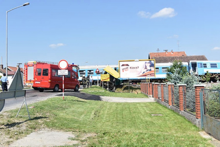 U sudaru voza i mašine za asfaltiranje jedan poginuli