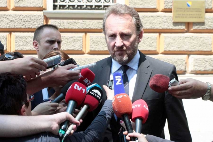 Izetbegović: Nećemo smijeniti ministre iz DF-a