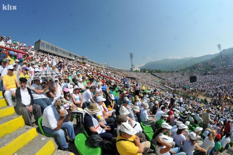 Prepun stadion Koševo spreman za dolazak pape Franje