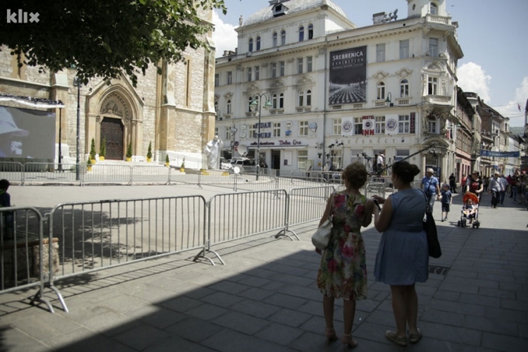 Vjernici čekaju papu ispred Katedrale, gradske ulice poluprazne