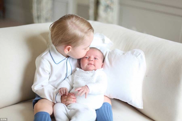 Prve fotografije princeze Šarlote u društvu starijeg brata