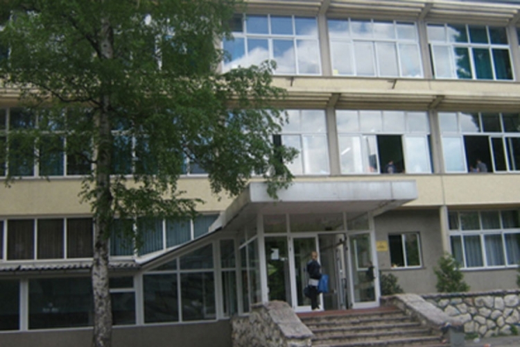 Direktor škole "prijetnjama" zaradio 10.000 KM