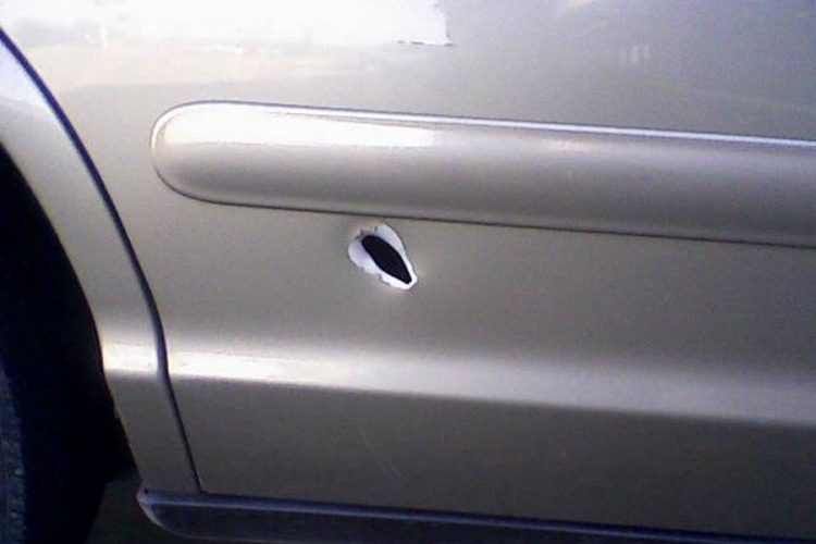 Rafalom na auto pun putnika