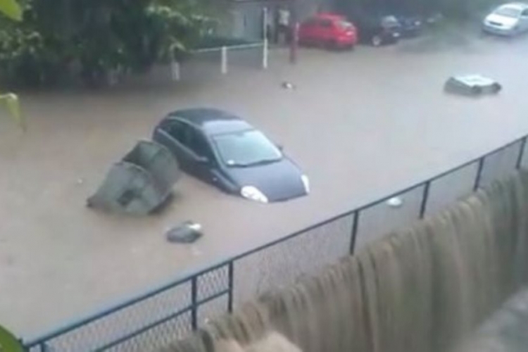 Automobili pod vodom, kontejneri plutali po ulici