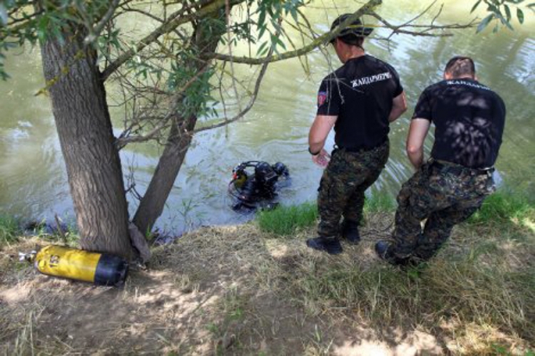 Ni traga dječaku, angažovani i ronioci