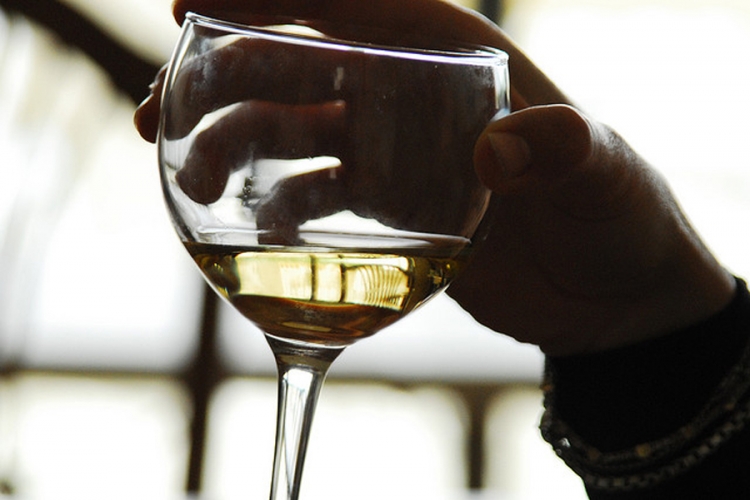 Konobar umjesto vina sipao deterdžent, gost popio i umro