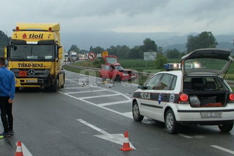 Sudarili se cisterna i automobil, poginuo vozač kod Doboja