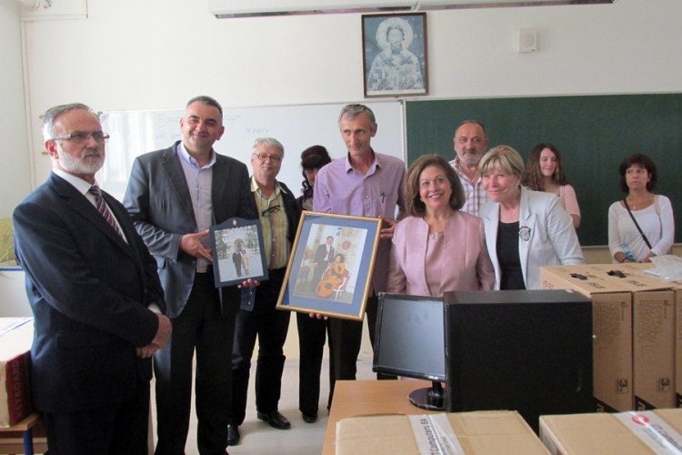 Princeza Katarina uručila pomoć u Modriči i Šamcu