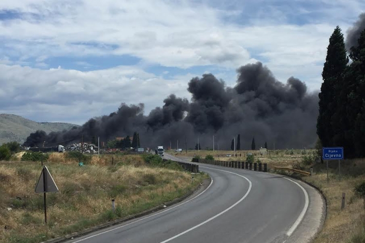 Požar na auto-otpadu kod Podgorice  