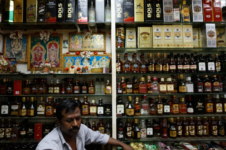 U Indiji više od 30 žrtava ilegalnog alkohola