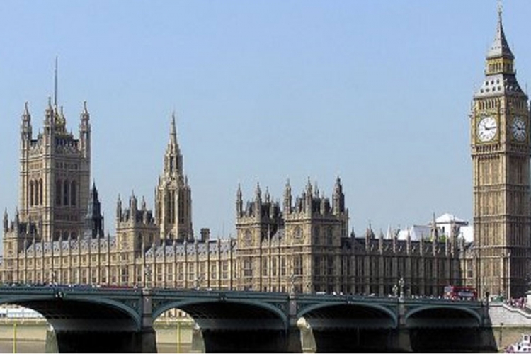 Britanski parlament toliko oronuo da samo što se ne sruši