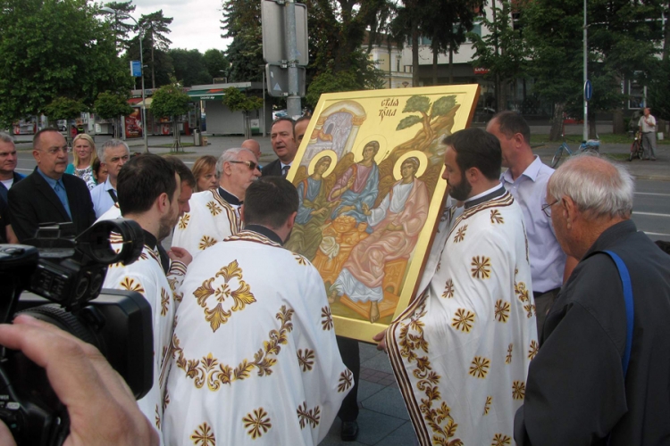 Hramu Hrista Spasitelja na trajno čuvanje predata ikona Presvete trojice