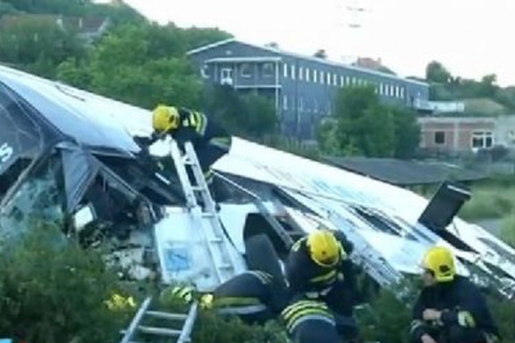 Prevrnuo se autobus kod Beograda, jedna osoba stradala, 61 povrijeđena