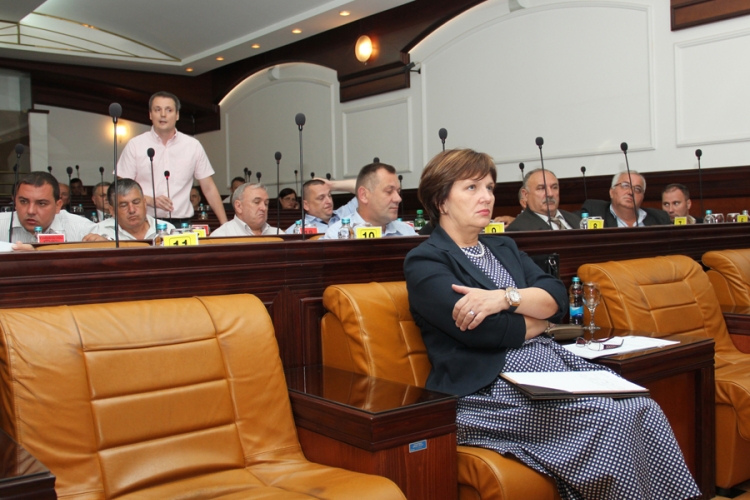 Rezovi na platama i civilnoj zaštiti