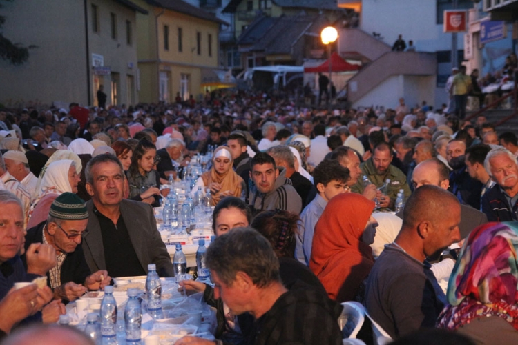 Uhapšeni zbog vrijeđanja na iftaru