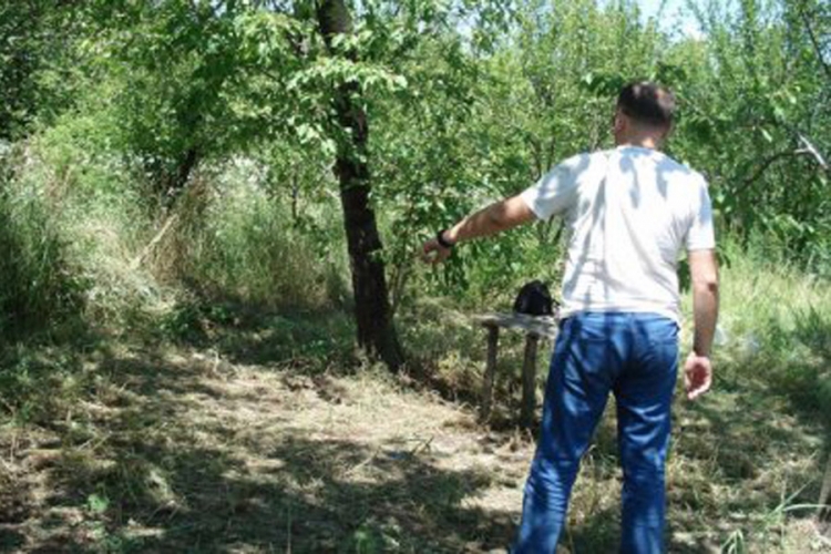 Pucala sebi u grudi iz očevog pištolja?
