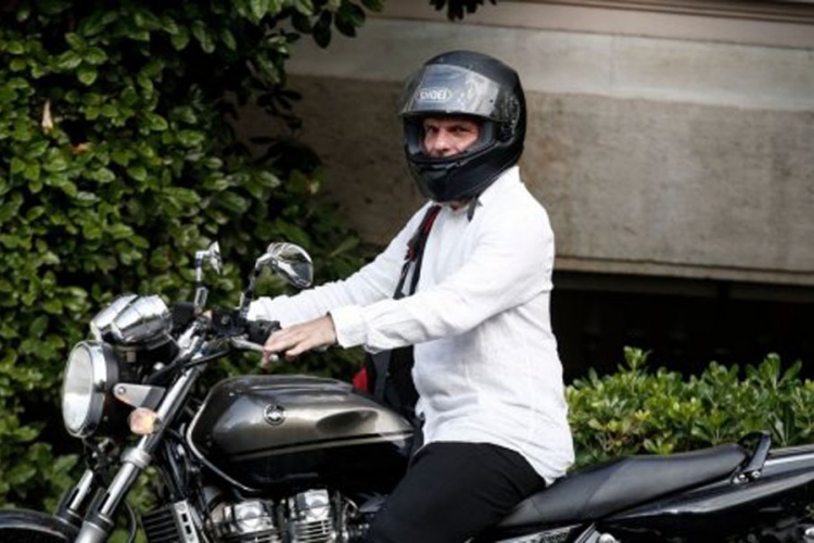 BUNTOVNIK: U kožnoj jakni i na motoru Varufakis odbija da se drži pravila