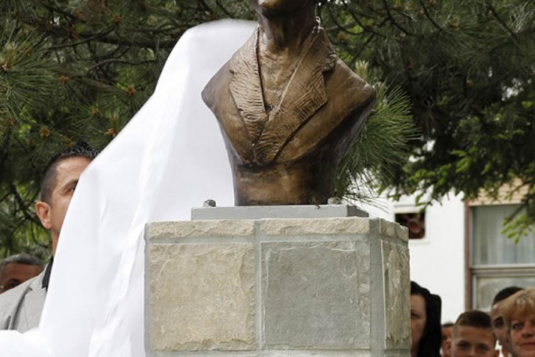 Šta piše na spomeniku Gavrilu Principu: Ko hoće da živi, nek mre