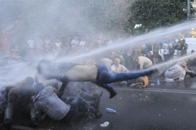 Demonstranti jurcaju ka predsjedničkoj palati