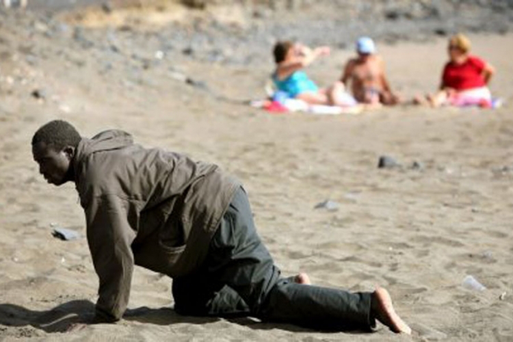 Dok se turisti kupaju, migranti se bore za goli život