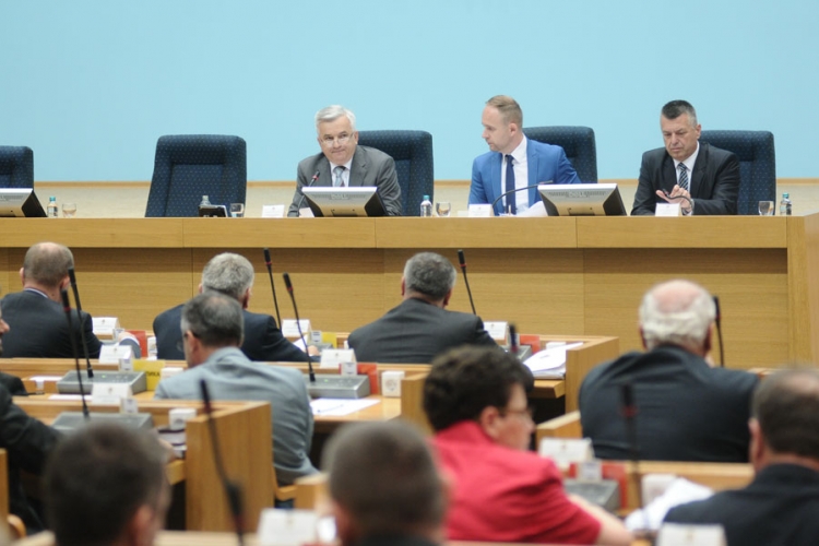 Skupština usvaja zaključke o  "kupovini" poslanika 
