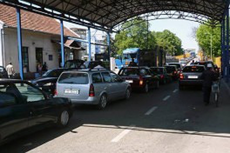 Na ulazu u BiH u Gradišci čeka se jedan sat