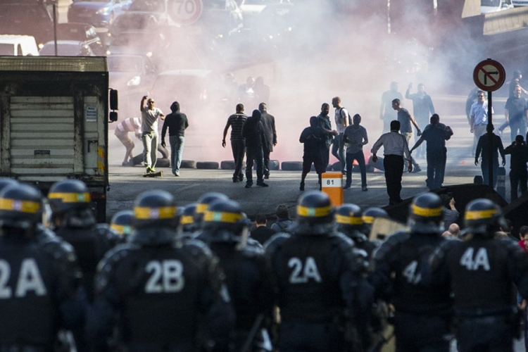 Sedam policajaca povrijeđeno u protestu taksista