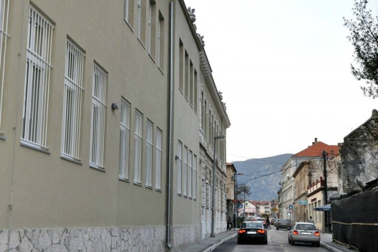 Muškarac iz puške pucao po ulicama Mostara