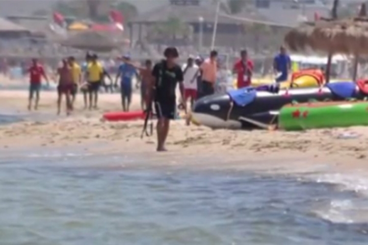 Pojavila se fotografija teroriste sa kalašnjikovim u ruci kako šeta plažom (VIDEO)