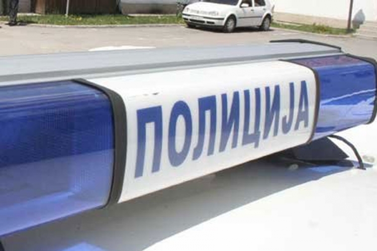 Pušio marihuanu u školskom dvorištu