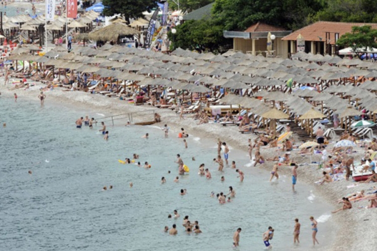 Taksa i za boravak kod familije u Crnoj Gori?