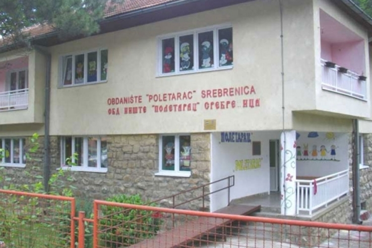 Vaspitačica u Srebrenici dolazi pokrivena u vrtić