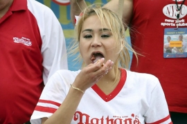 Pojela 38 hot dogova za 10 minuta
