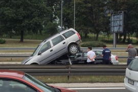 Udes na autoputu, automobil na automobilu (FOTO)