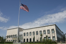 Američka ambasada osudila napad na Vučića