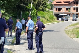 Ratne zastave Armije RBiH blizu mjesta parastosa 