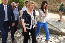 Grabar-Kitarović: Žao mi je zbog napada na Vučića