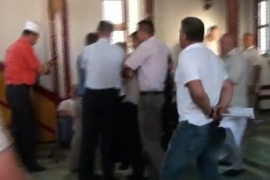 Tuča u džamiji: Beganović ošamario predsjednika IO Medžlisa IZ ...