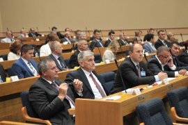 "Čašćenje" među poslanicima u NSRS: Mravojedi, zmajevi, papci ...