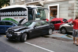 Vozaču autobusa pozlilo pa "pokupio" devet vozila (FOTO)